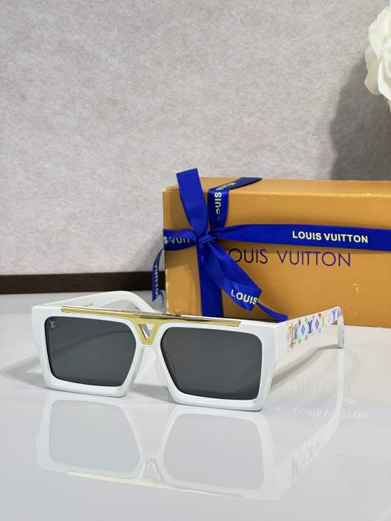 Picture of Louis Vuitton Sunglasses _SKUfw77317387fw